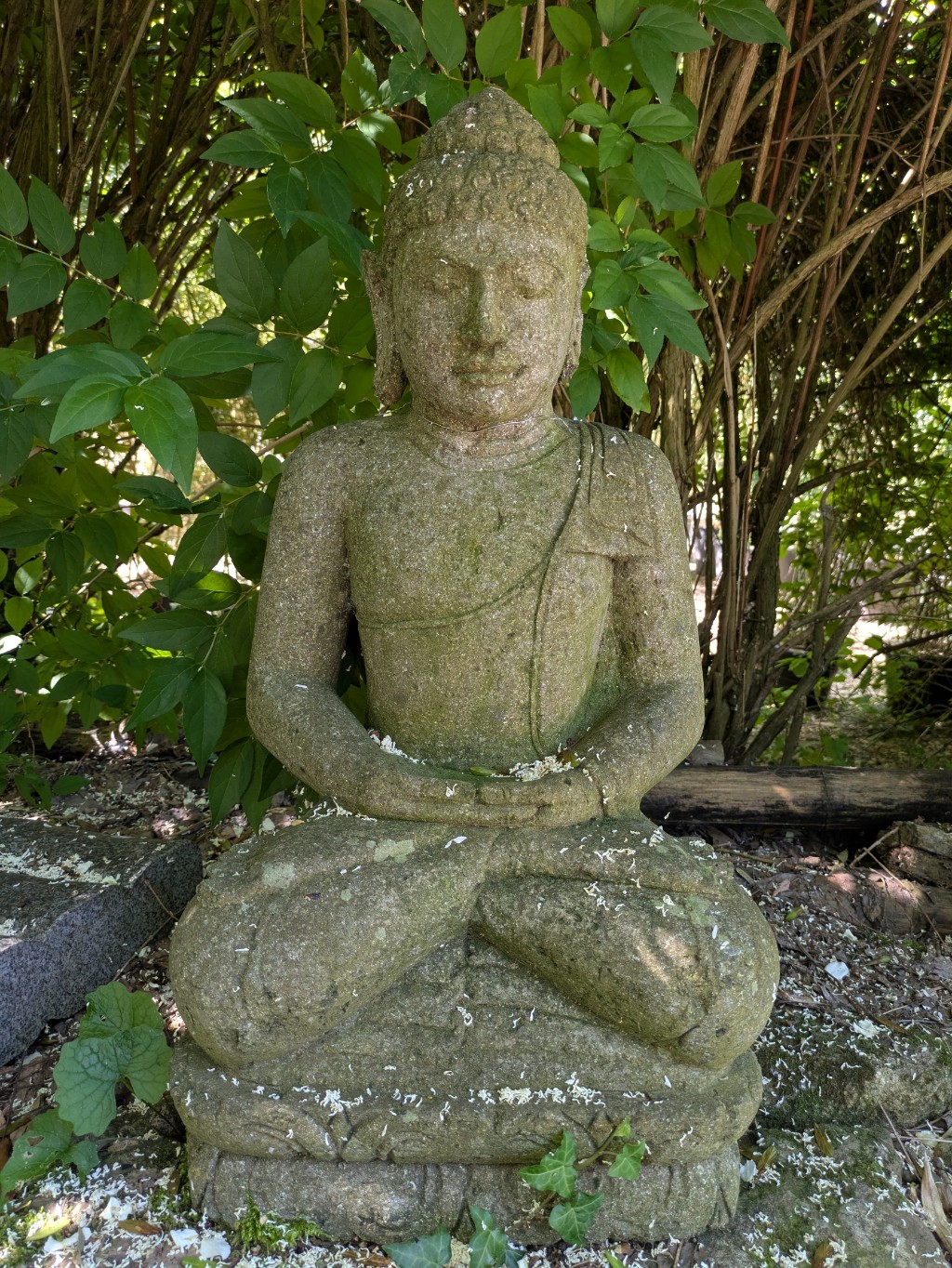 Buddha aus Basanitstein - 72cm