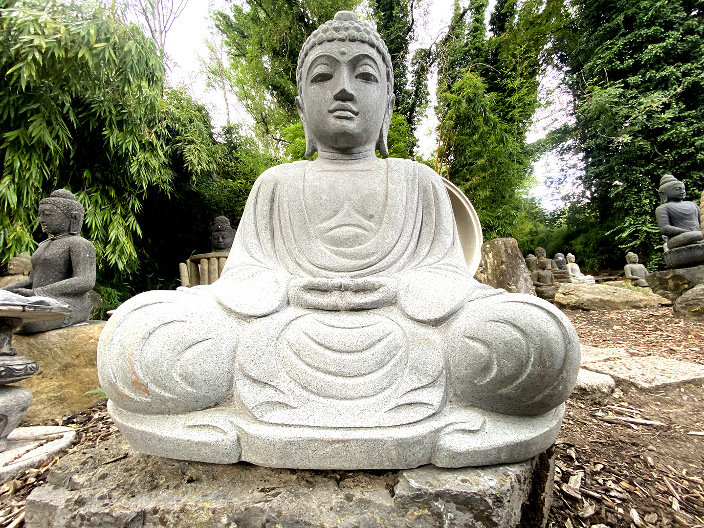 Japanischer Buddha aus Flussstein in Dhyana Mudra - 85 cm