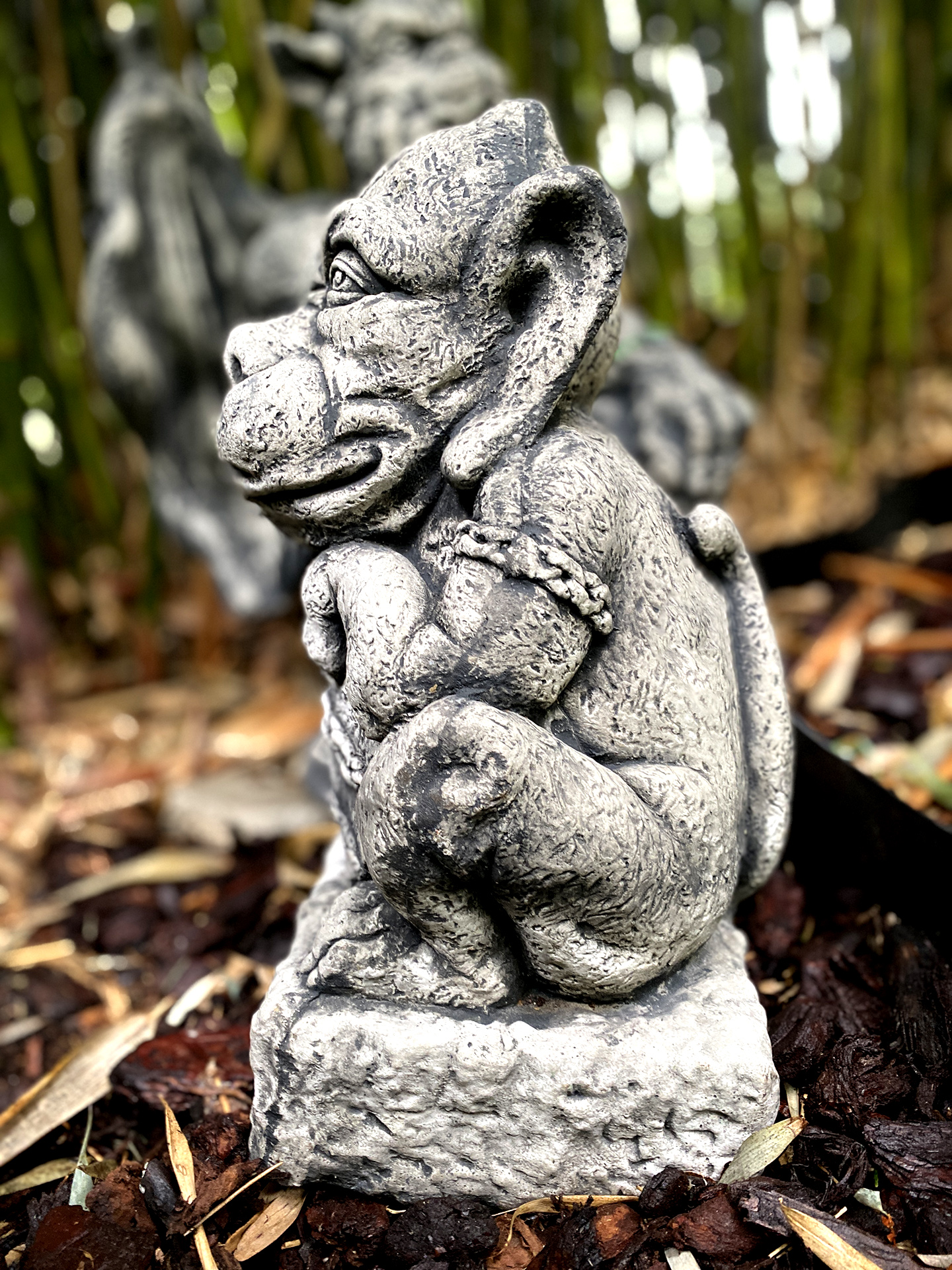 Gargoyle mit Schild in Ketten