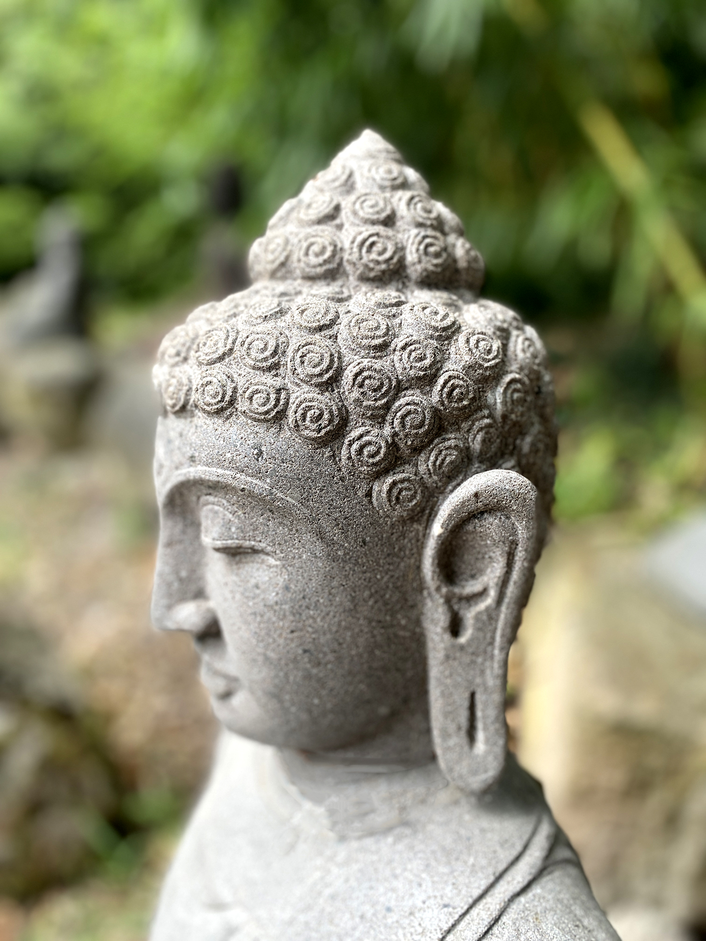 Buddha im Dhyana Mudra aus Flussstein - 85 cm