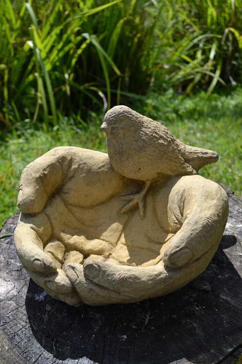Vogelwasserschale2 Vogeltränke geöffnete Hände