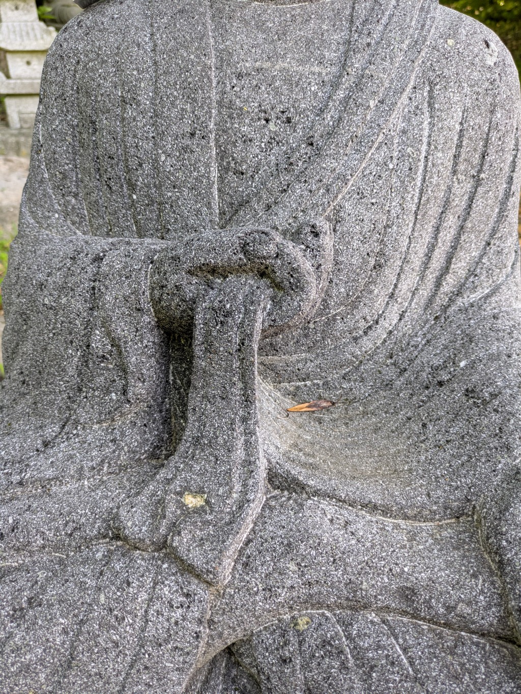 Buddha mit Gewand in der Hand aus Lavastein 61cm