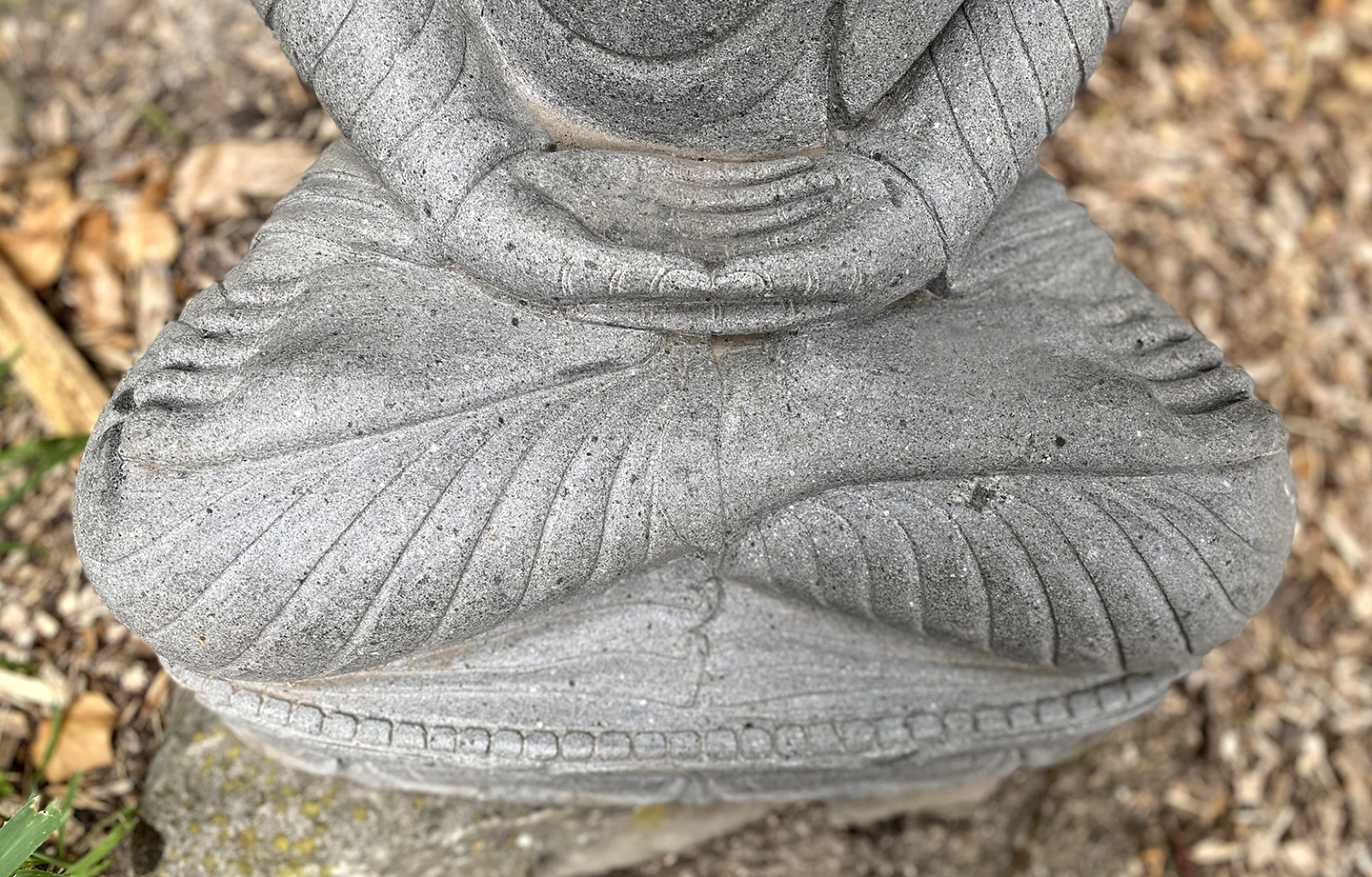 Buddha im Dhyana Mudra aus Flussstein - 85 cm