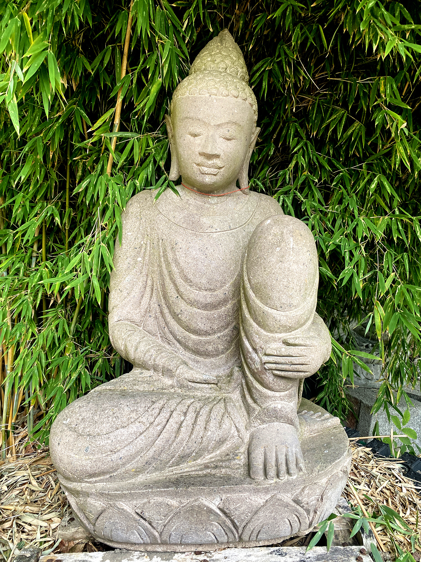Buddha aus Riverstone mit angewinkeltem Bein - 100cm