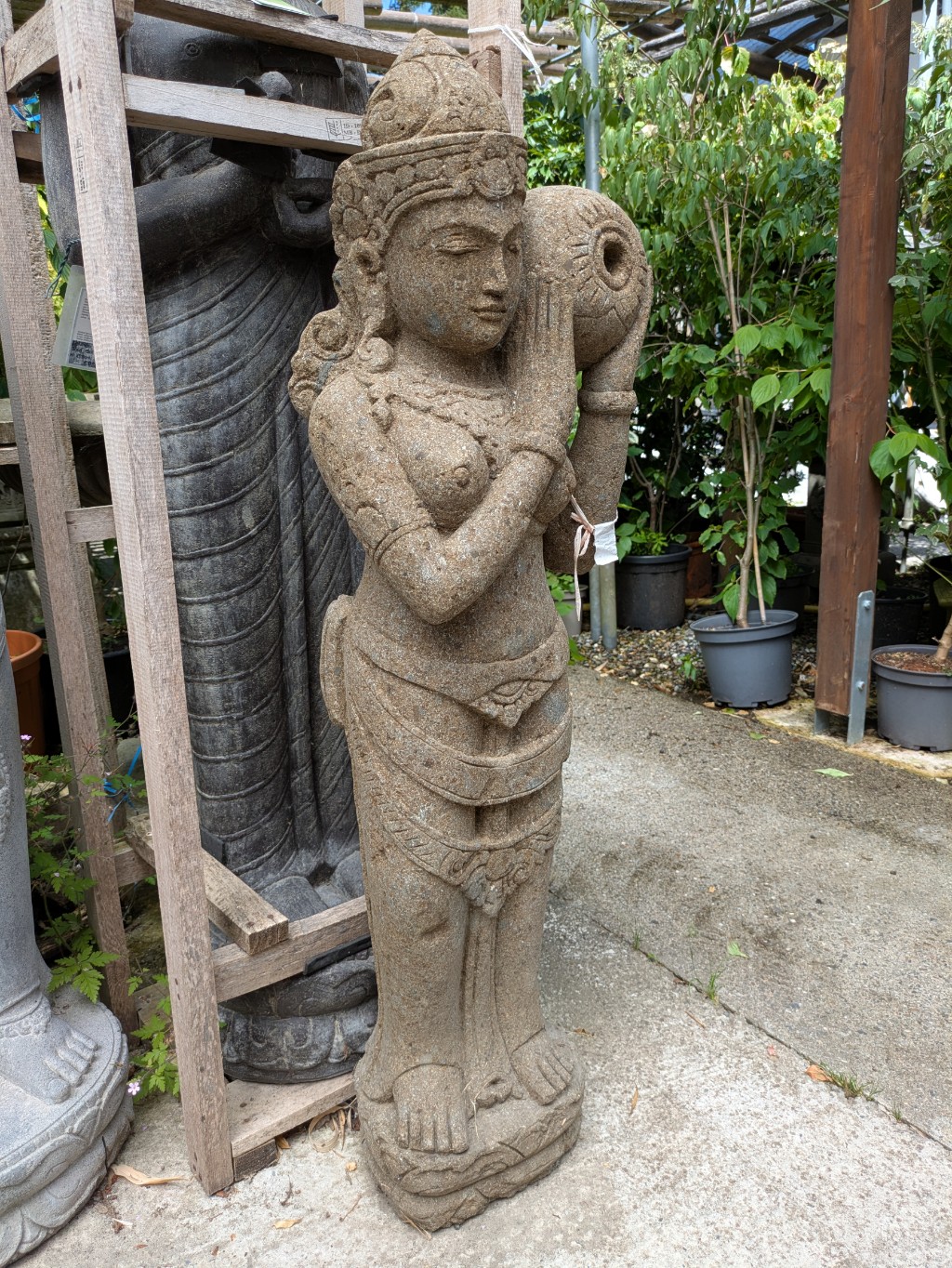 Dewi Tara stehend mit Korb an der Schulter - 120 cm