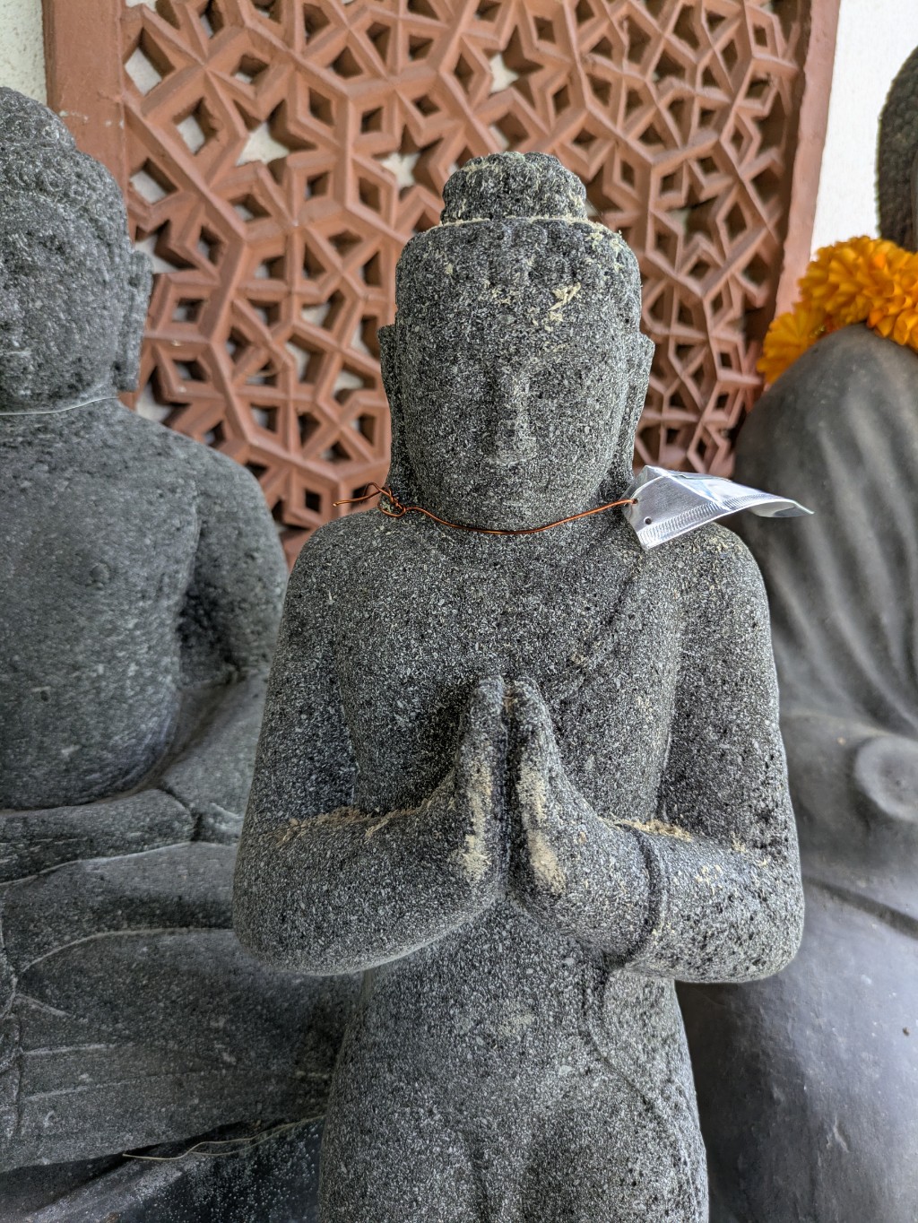 Stehender Buddha auf Sockel aus Lavastein