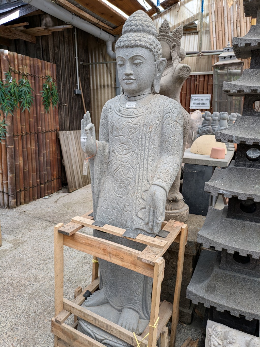 Stehender Buddha mit floralen Mustern - 179cm