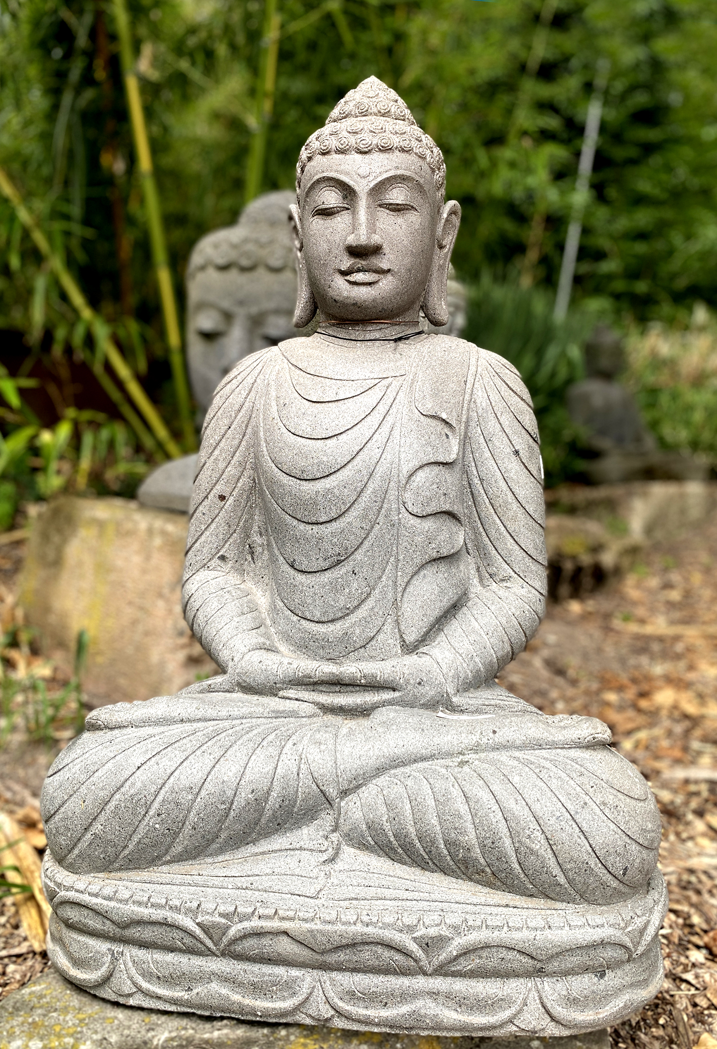 Buddha im Dhyana Mudra aus Flussstein - 85 cm