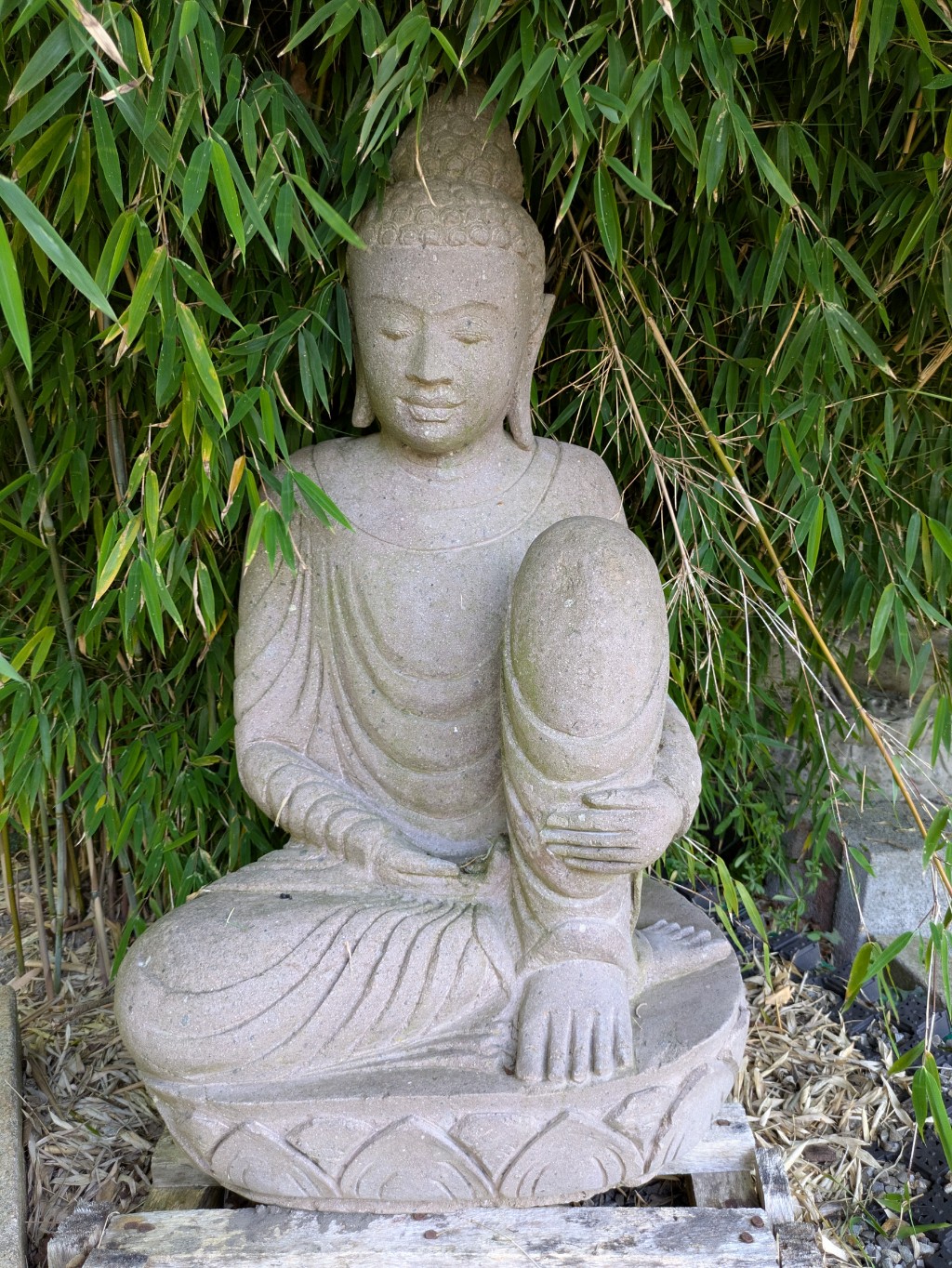 Buddha aus Riverstone mit angewickelten Bein - 100cm
