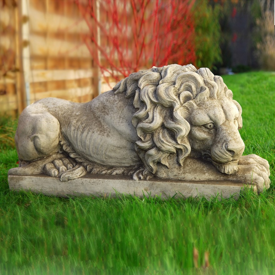 L-we-auf-Platte Liegender Löwe