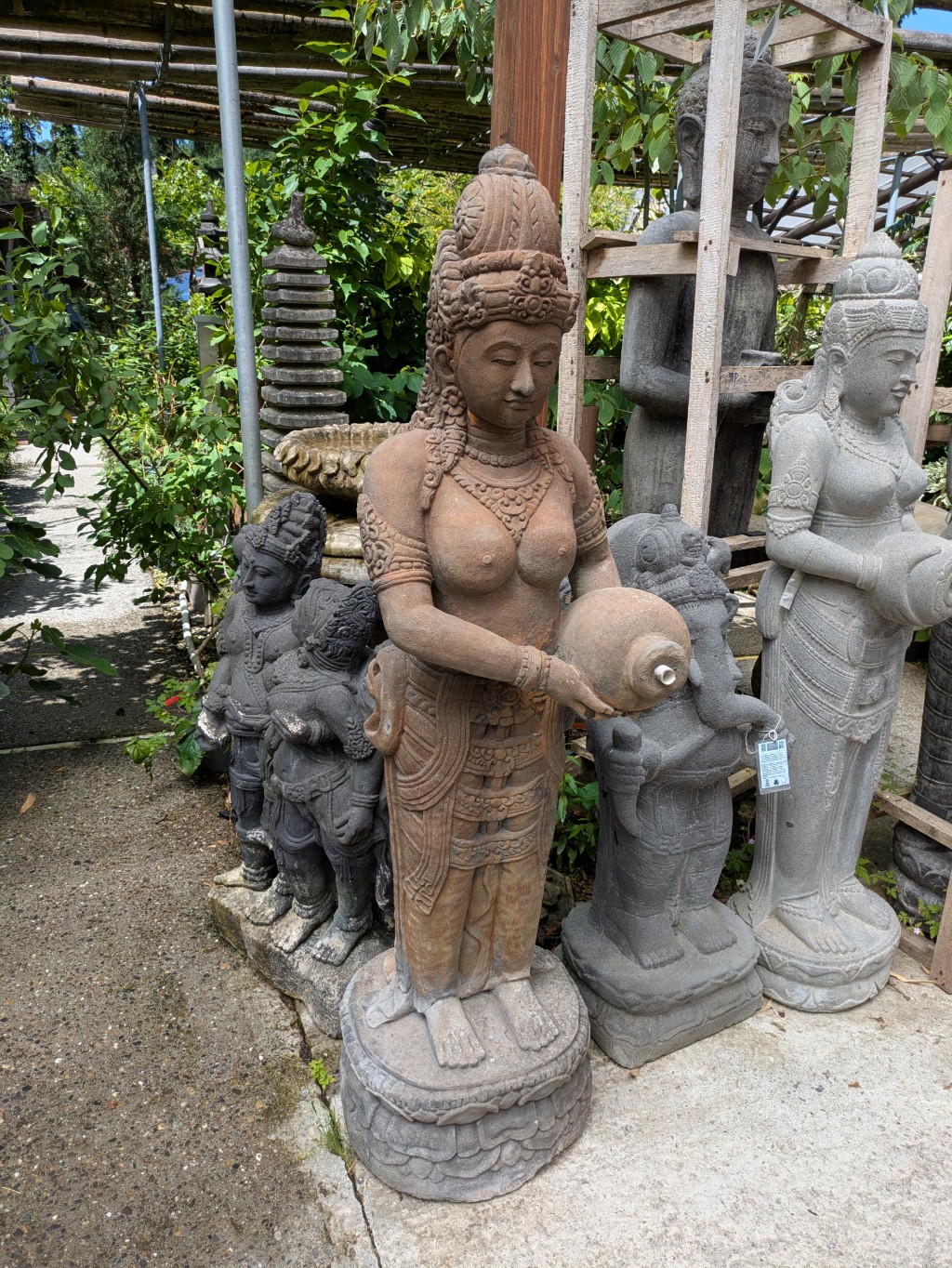 Dewi Tara stehend mit Korb - 160 cm Dewi Tara stehend mit Korb - 160 cm