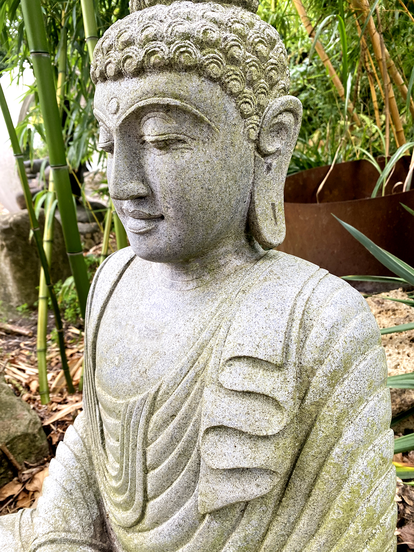 Sitzender Buddha aus Riverstone (volles Gewand) - 80cm