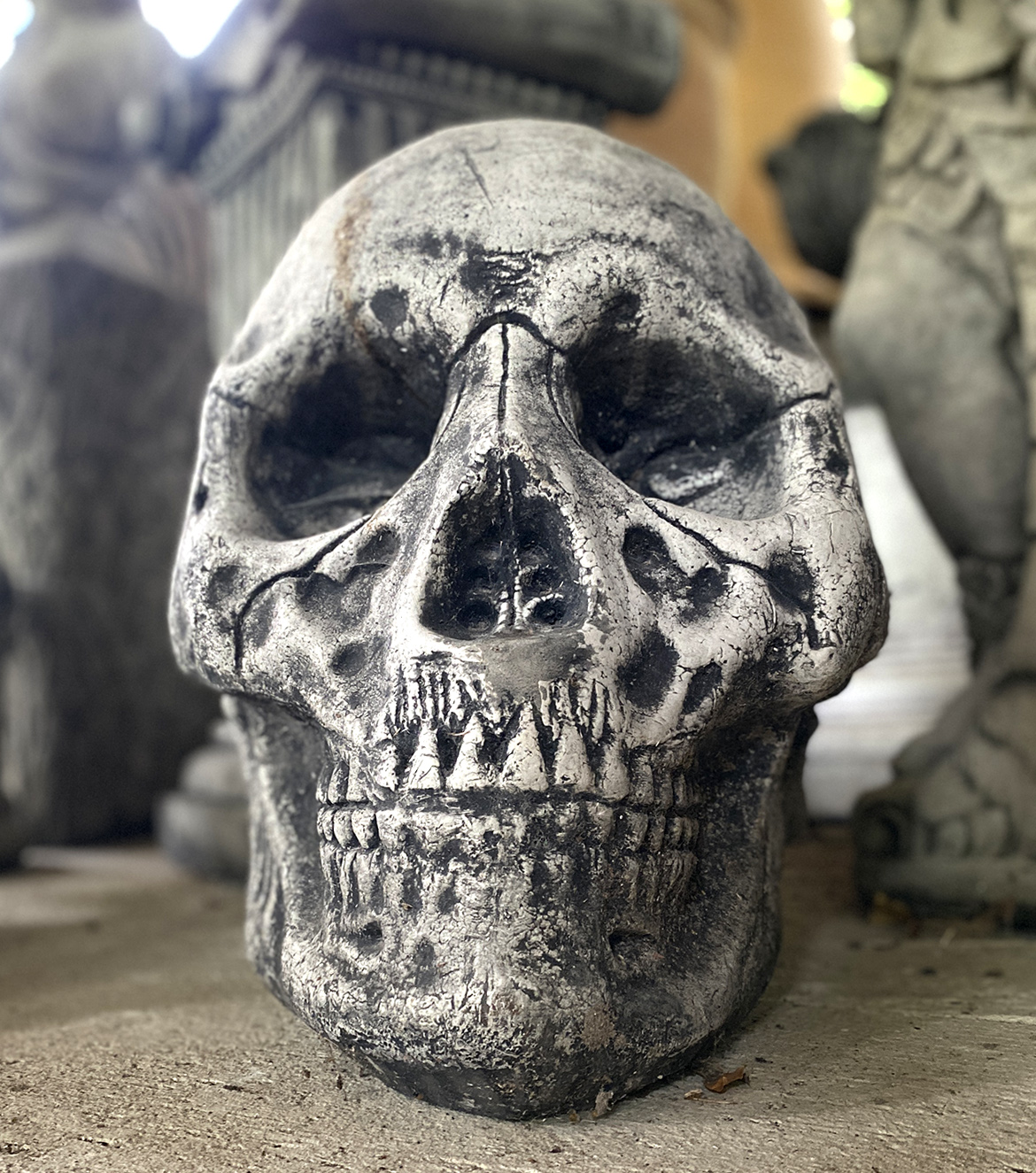 Großer Totenkopf aus Steinguß - 40 cm