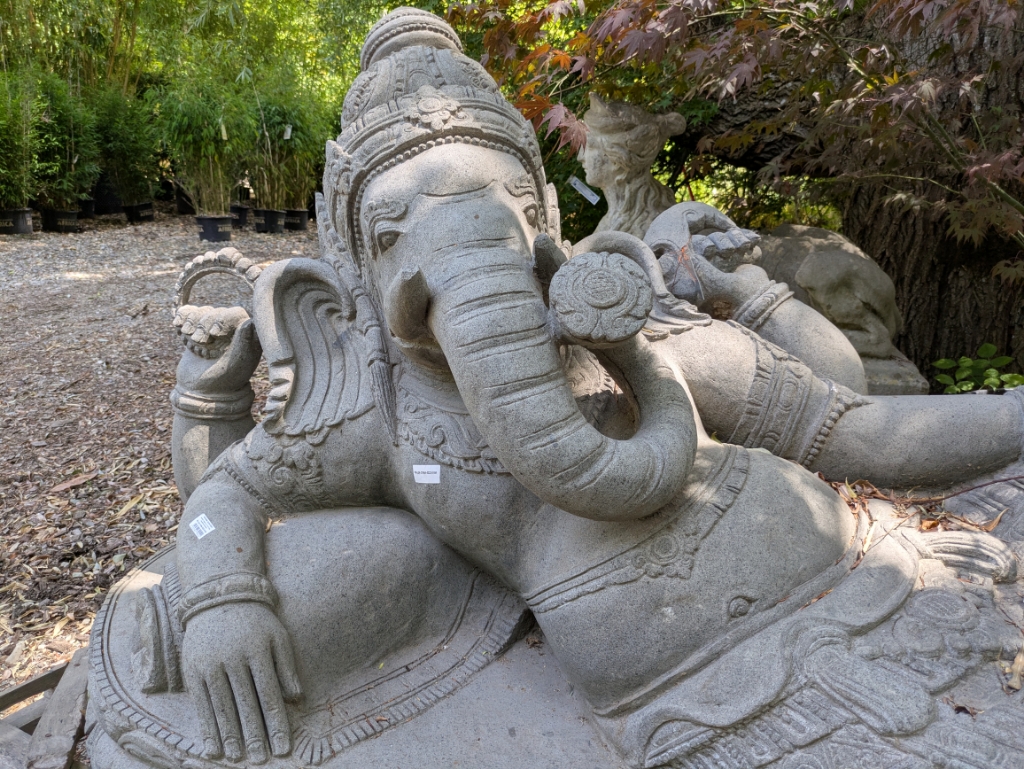 Liegender Ganesha hangeschlagen aus Riverstone 210cm
