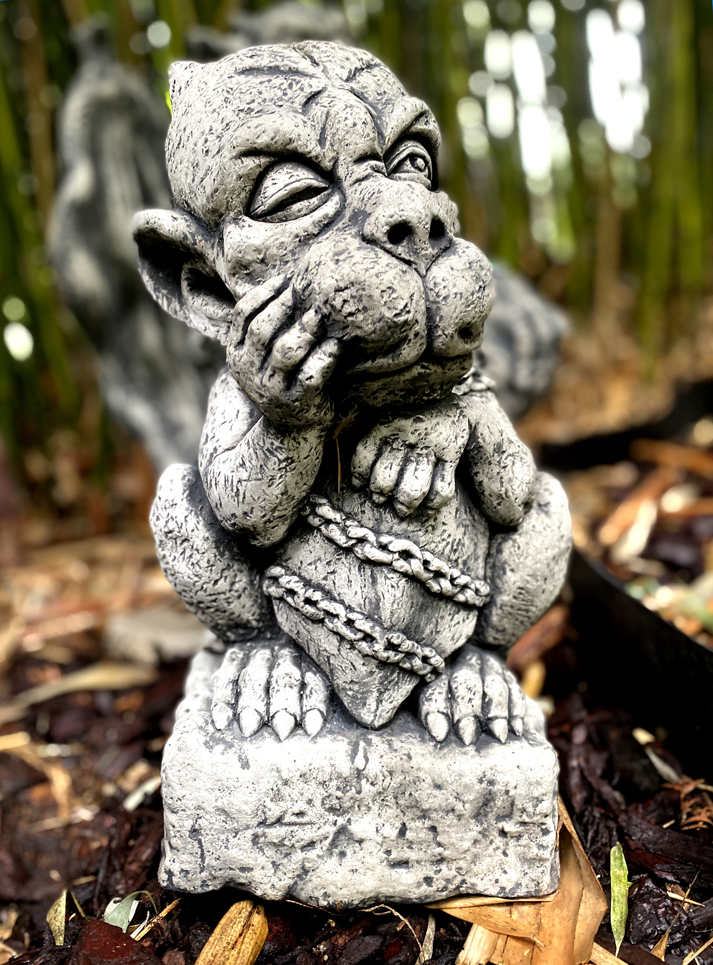 Gargoyle mit Schild in Ketten