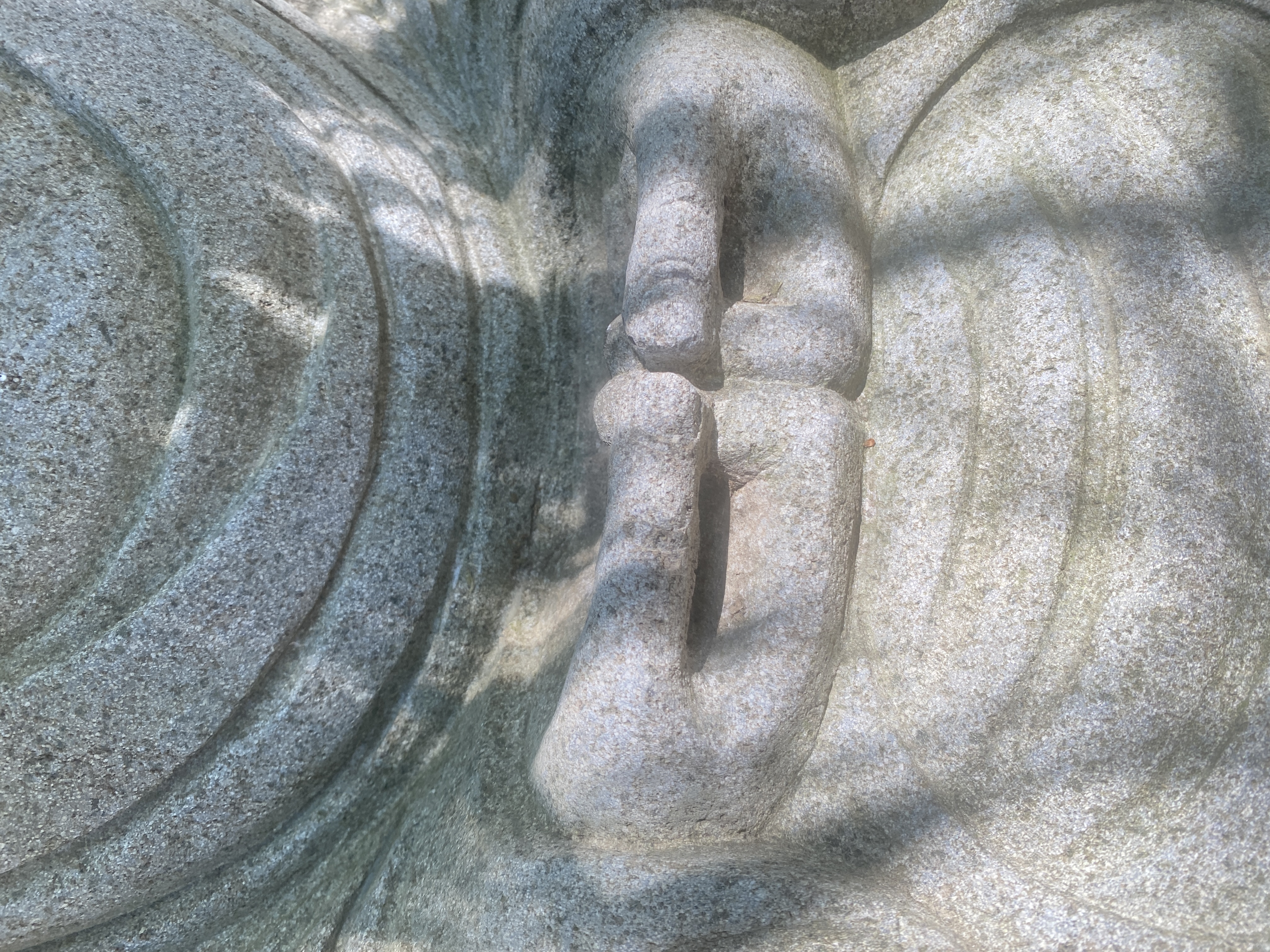 Japanischer Buddha aus Riverstone - 78cm