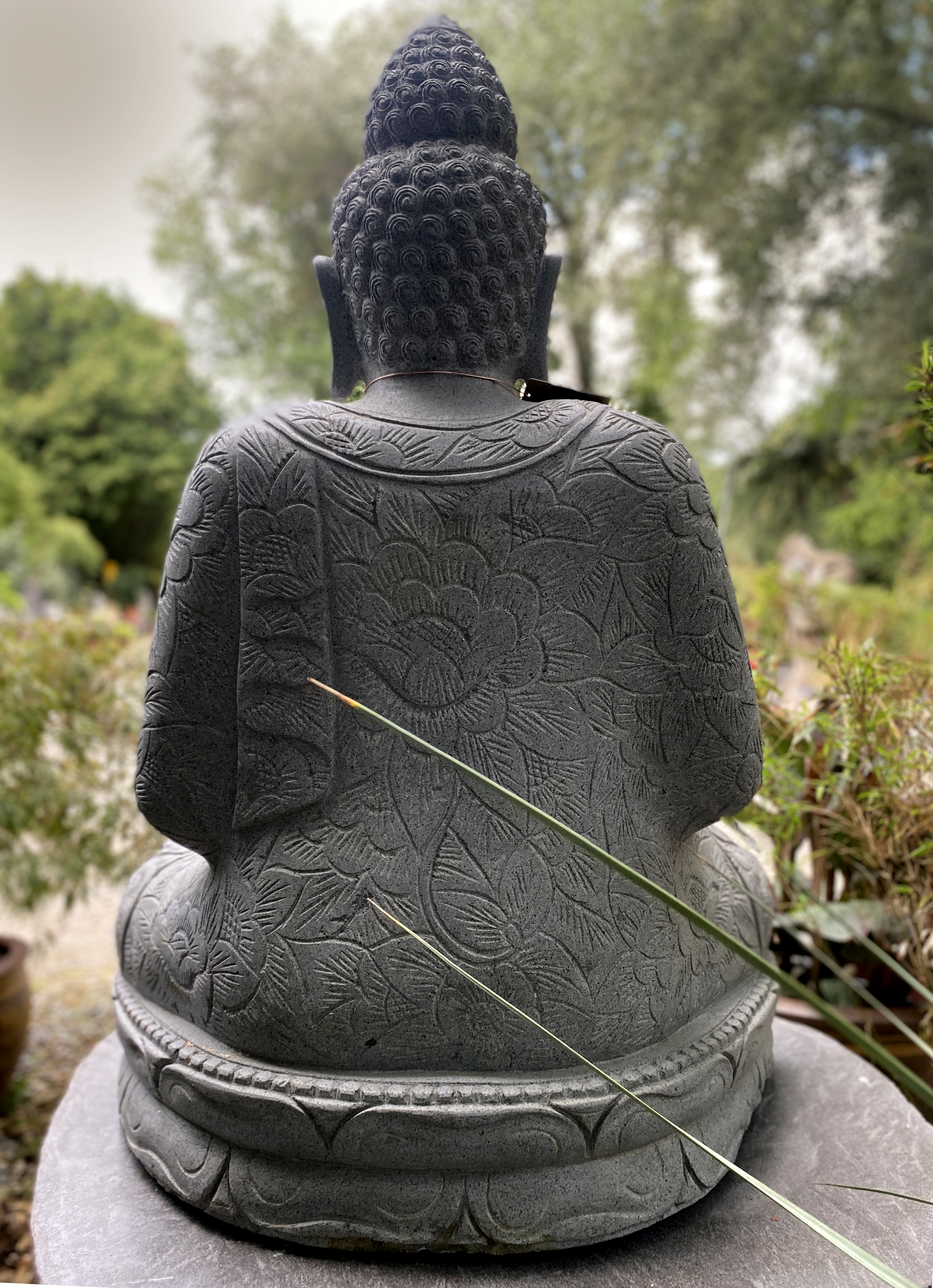 Sitzender Buddha mit floraler Schnitzerei - ca. 121 cm