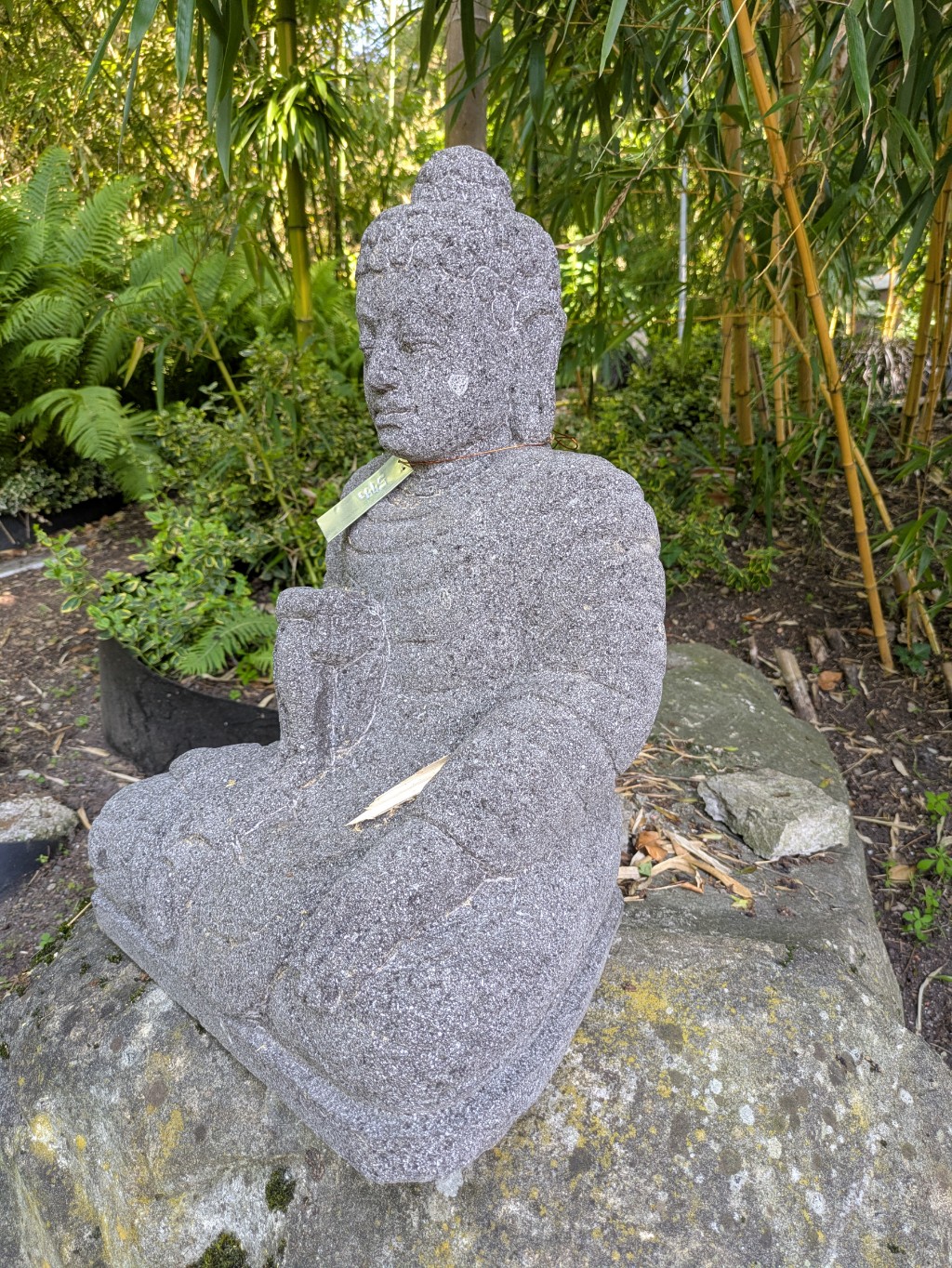 Buddha mit Gewand in der Hand aus Lavastein 54cm