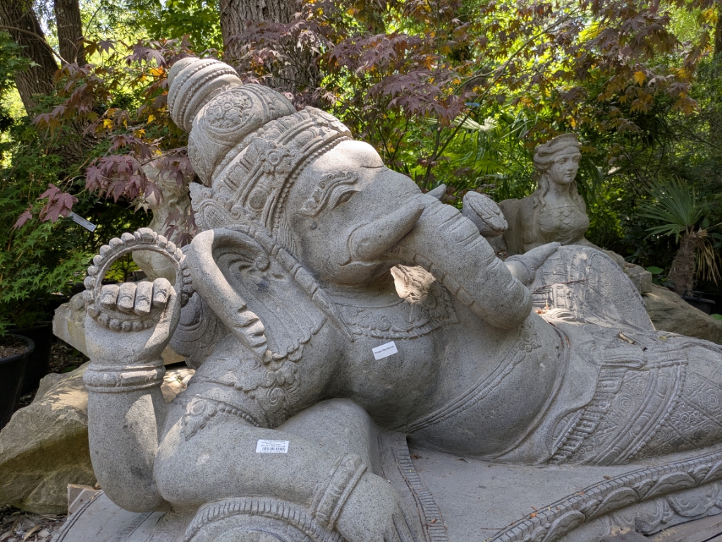 Liegender Ganesha hangeschlagen aus Riverstone 210cm