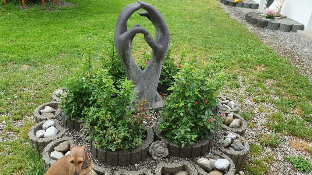 Abstrakte Skulptur - Hände auf Sockel