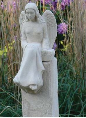 Kleine Merle sitzend auf Stele