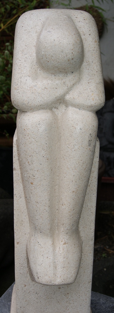 Abstrakte Figur auf Sockel