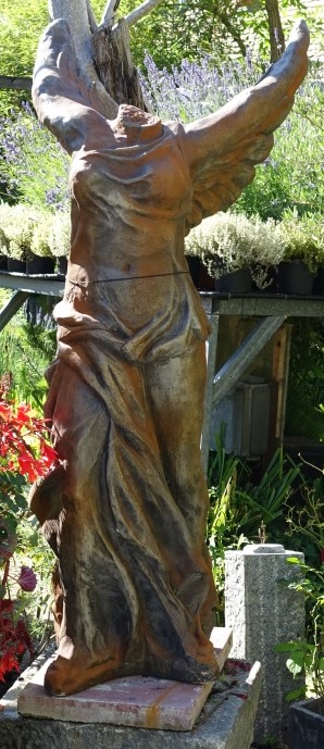 DSC01982 Siegesgöttin Nike - veredelt in Steingrau oder Rosteffekt