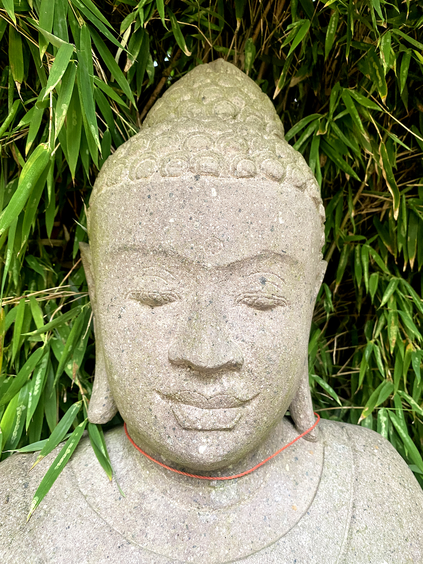 Buddha aus Riverstone mit angewinkeltem Bein - 100cm