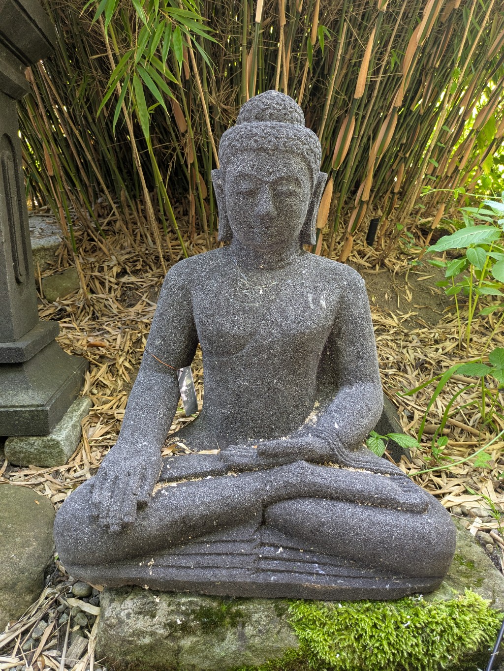 Buddha mit Erdberührung aus Lavastein 60cm Buddha mit Erdberührung aus Lavastein 60cm