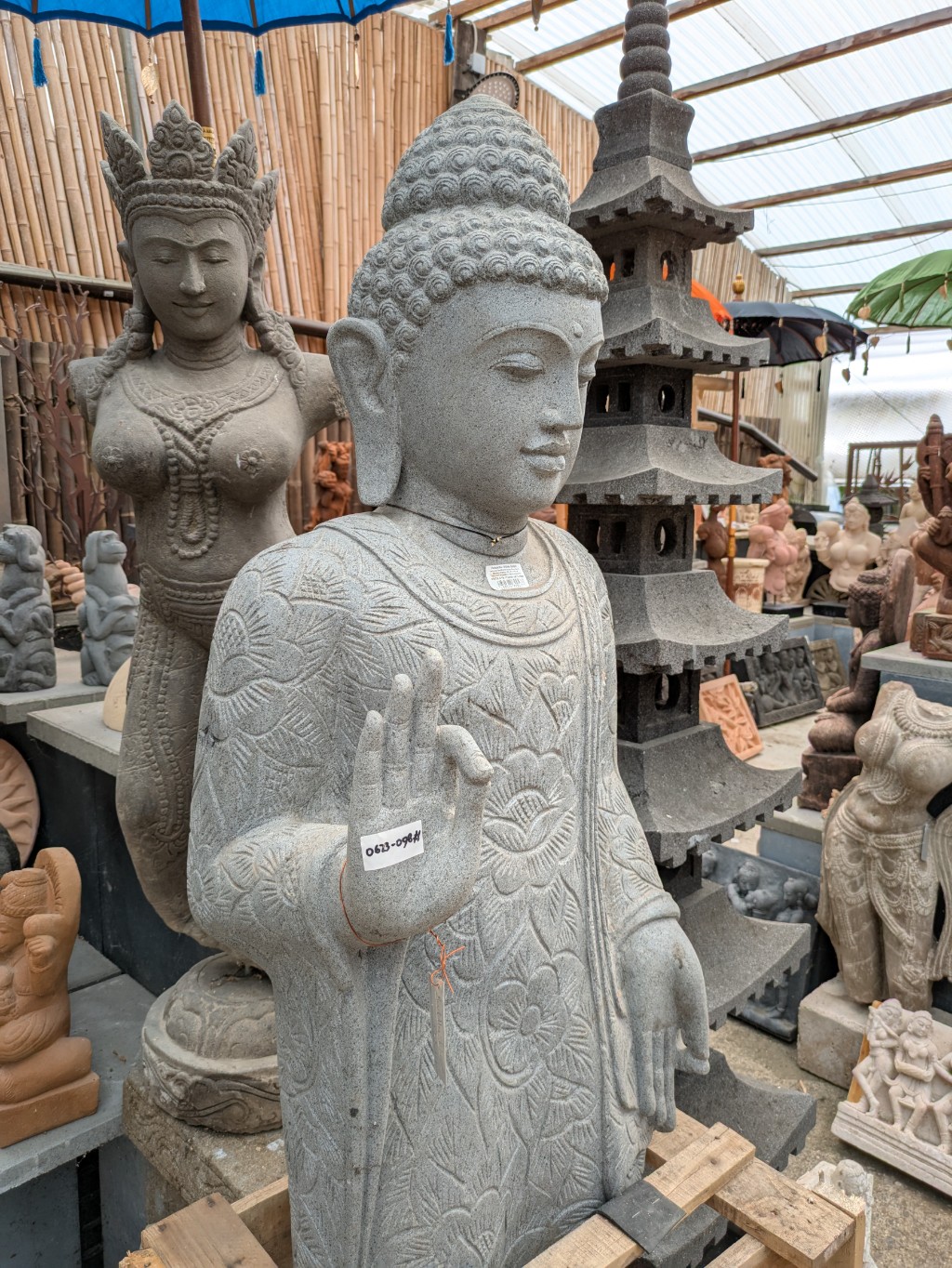 Stehender Buddha mit floralen Mustern - 179cm
