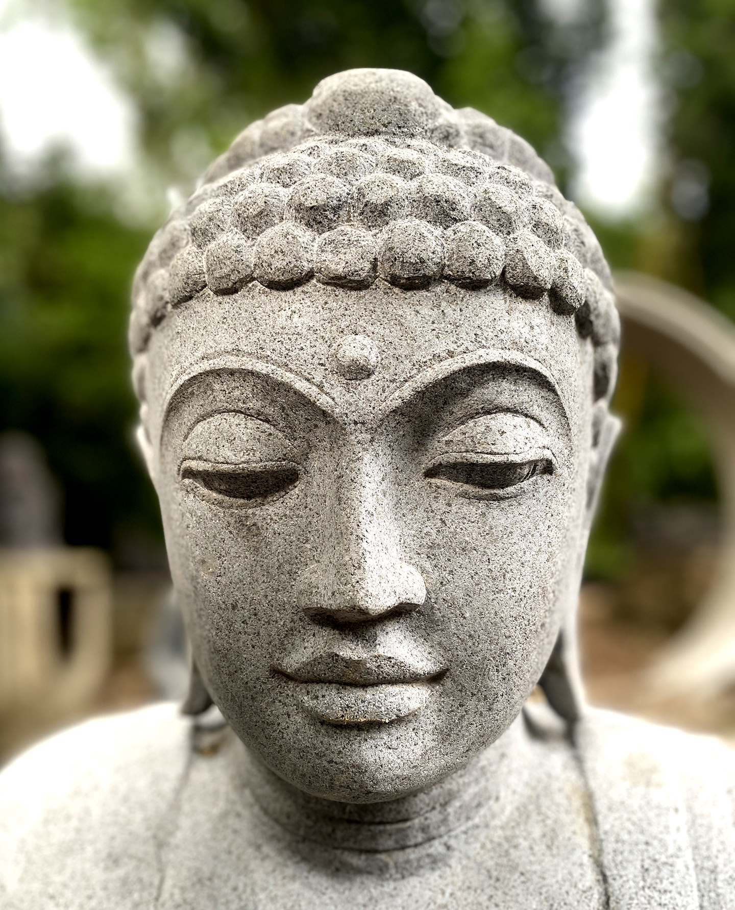Japanischer Buddha aus Flussstein in Dhyana Mudra - 85 cm