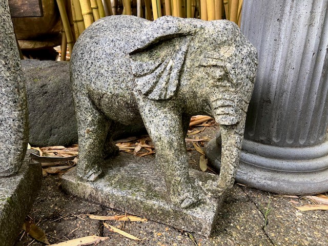 Granitelefant mit Rüssel nach oben