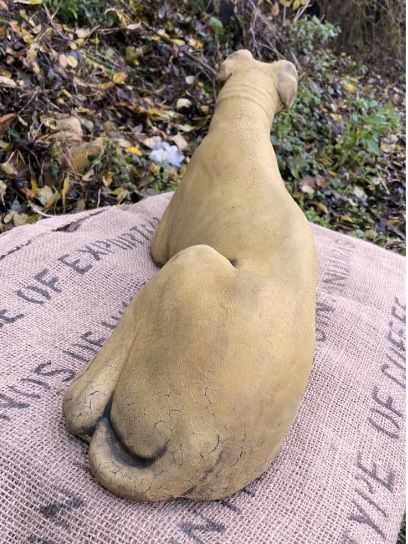Liegender Whippet - Hund Steinfigur