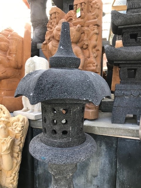 Japanische Steinlaterne aus Lavastein