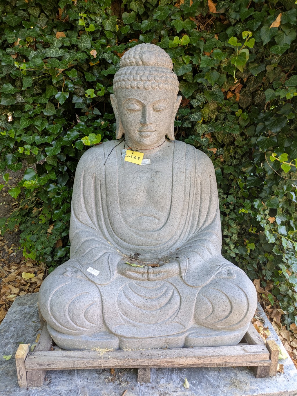 Schöner japanischer Buddha aus Riverstone - ca. 125 cm