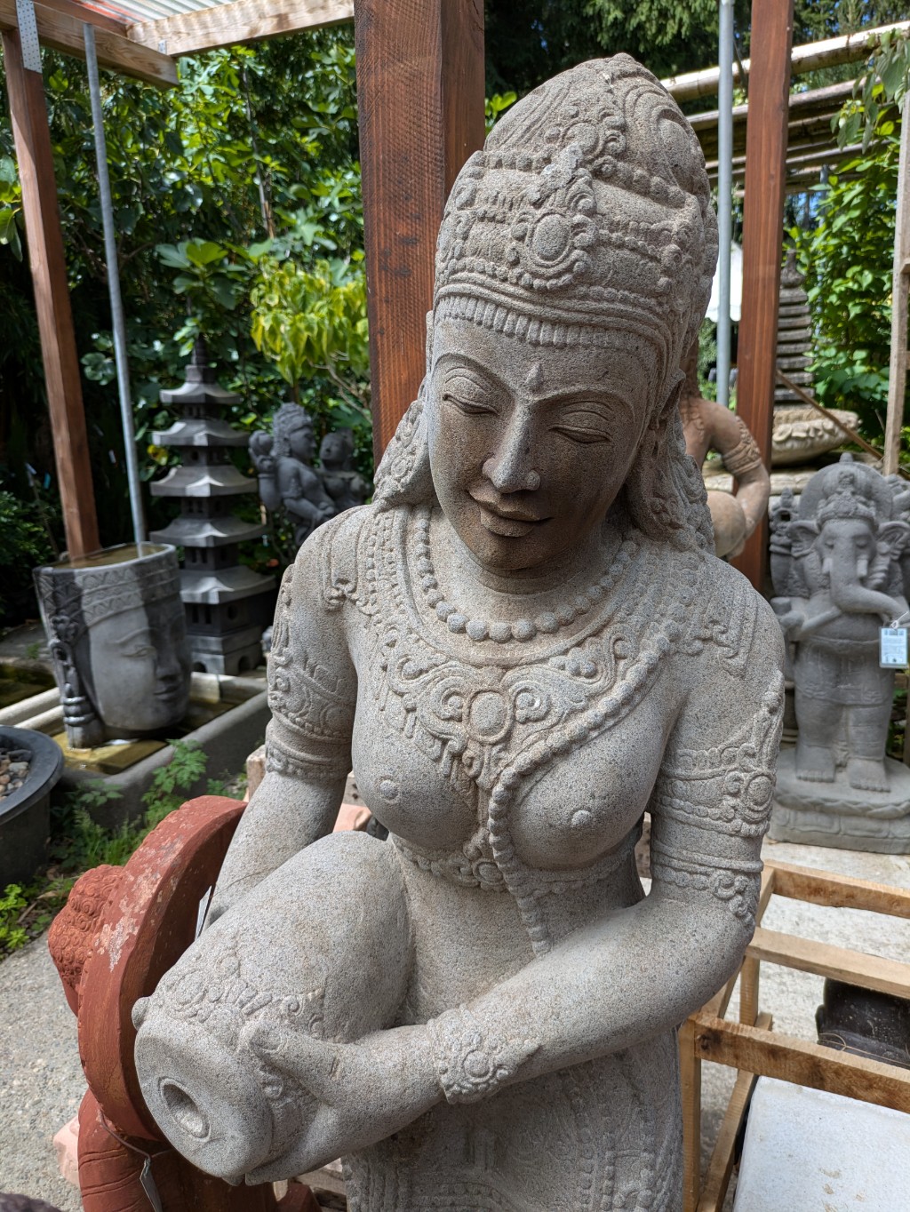 Dewi Tara stehend mit Korb aus Riverstone - 148 cm 
