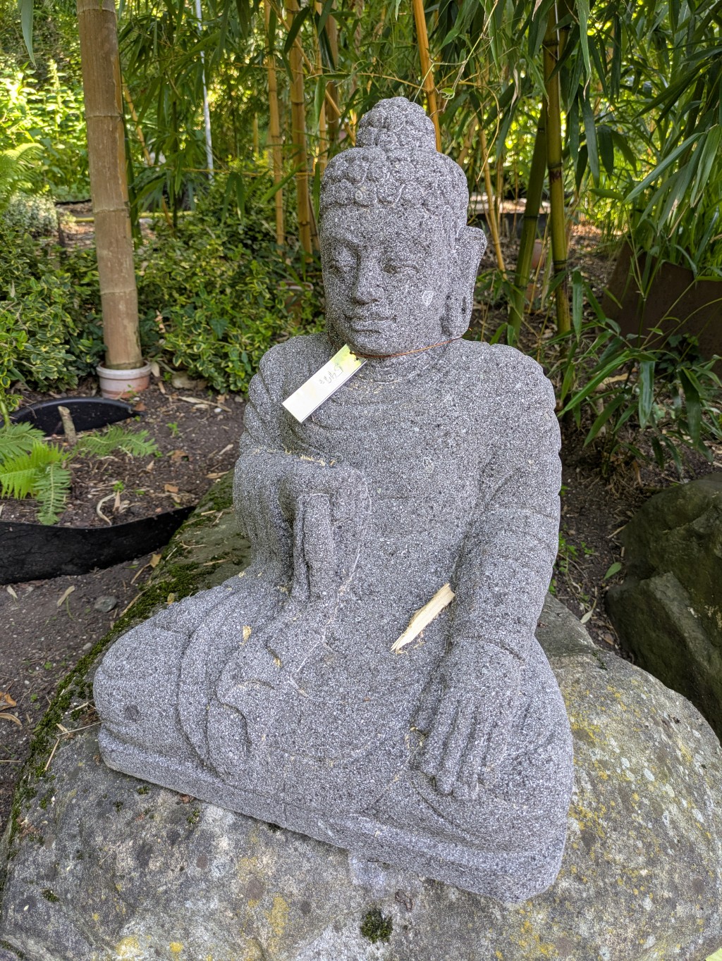 Buddha mit Gewand in der Hand aus Lavastein 54cm