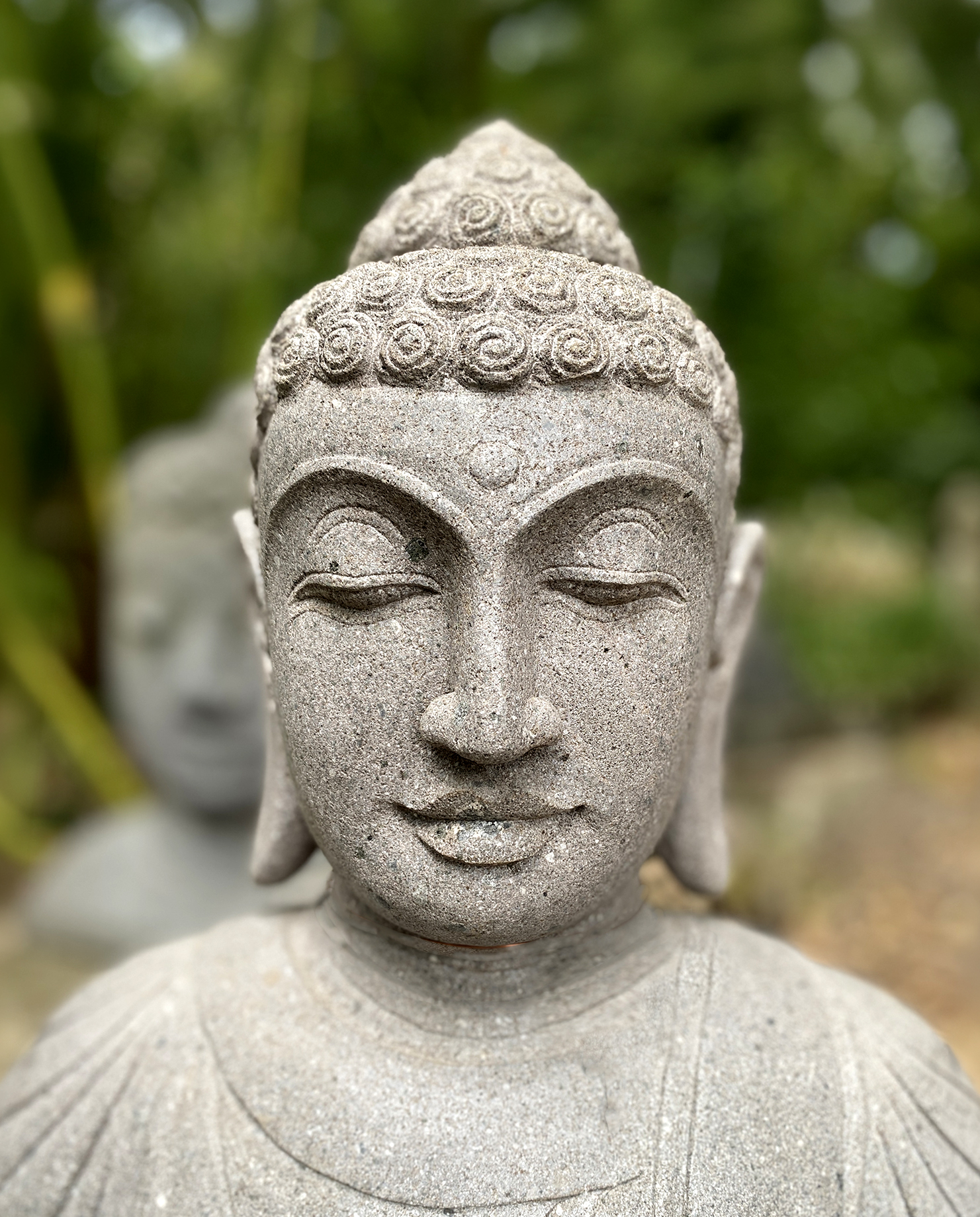 Buddha im Dhyana Mudra aus Flussstein - 85 cm