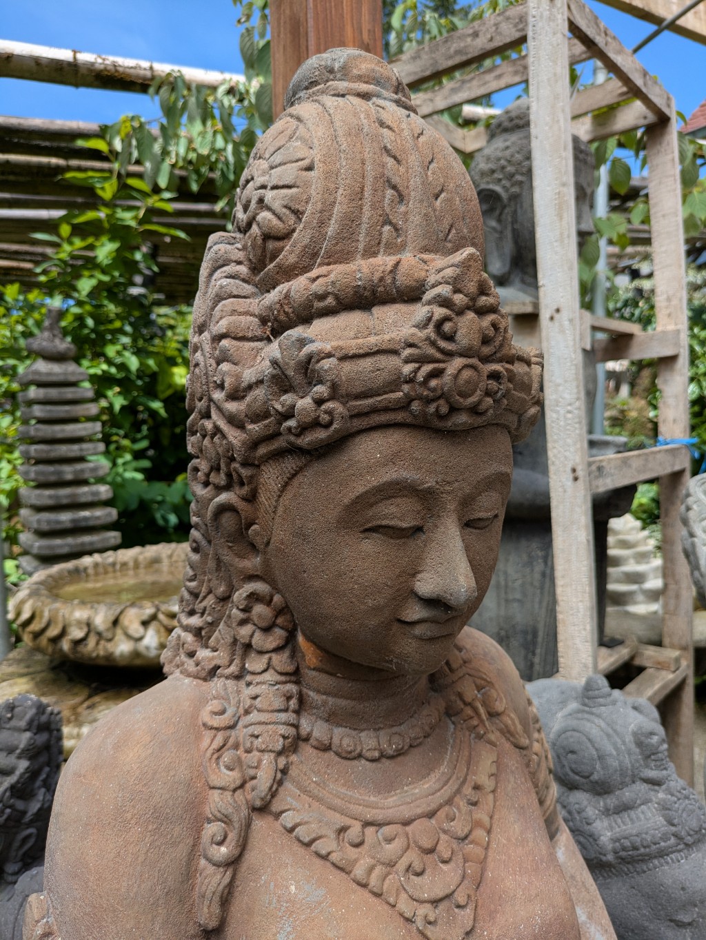 Dewi Tara stehend mit Korb - 160 cm 