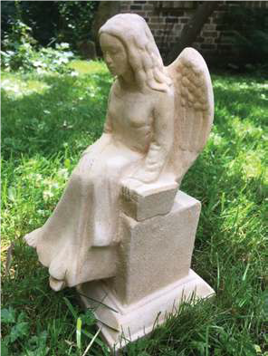 Kleine Merle sitzend auf Sockel