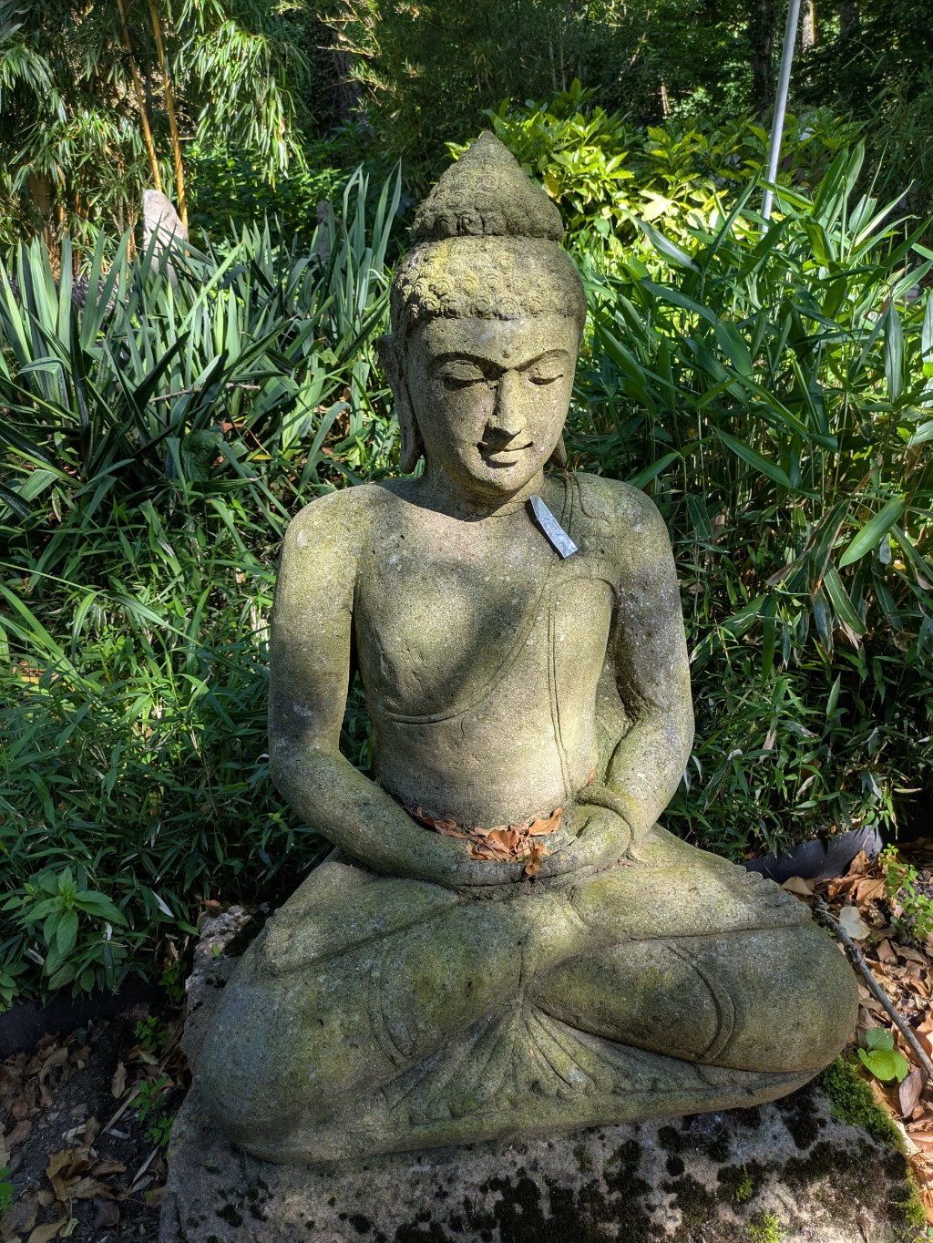 Sitzender Buddha aus Basanit - 100cm