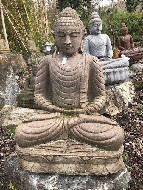 Sitzender Buddha aus rötlichen Riverstone - 100cm