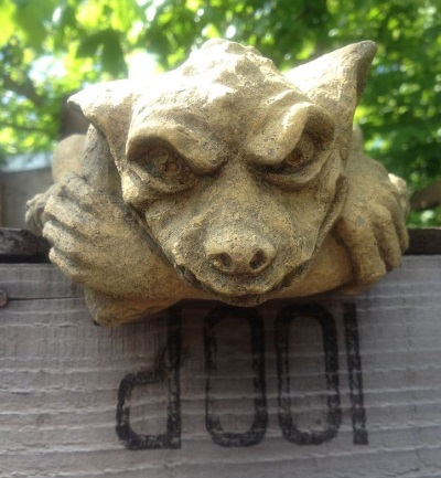 Drache-klein2 Runter blickender Gargoyle