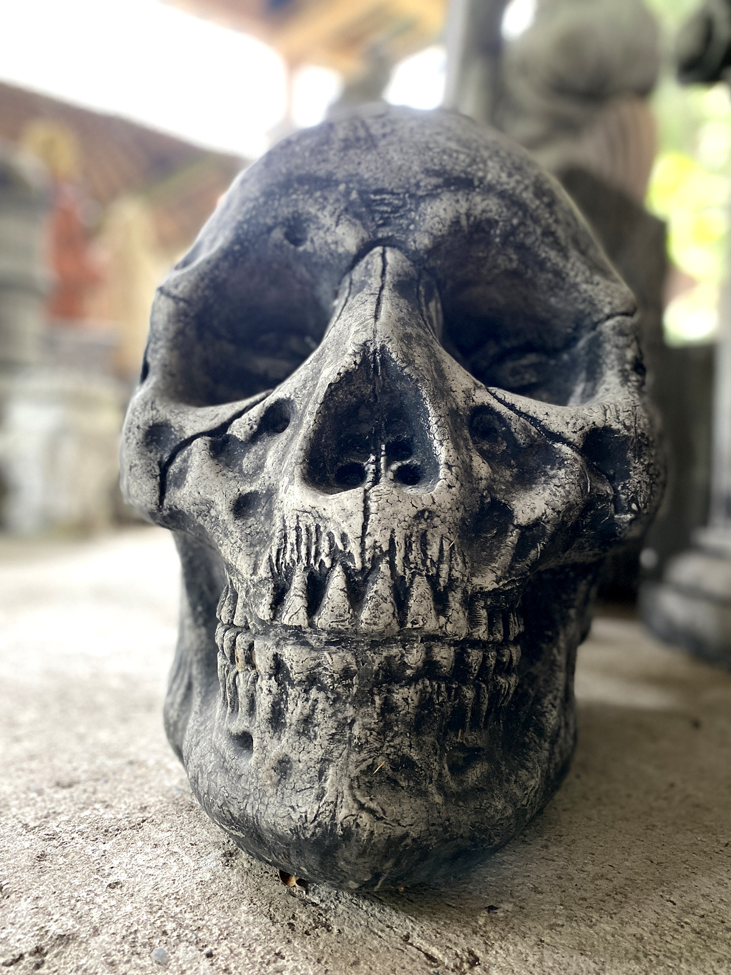 Großer Totenkopf aus Steinguß - 40 cm