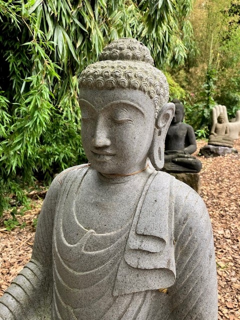 Sitzender Buddha aus Riverstone - 83cm