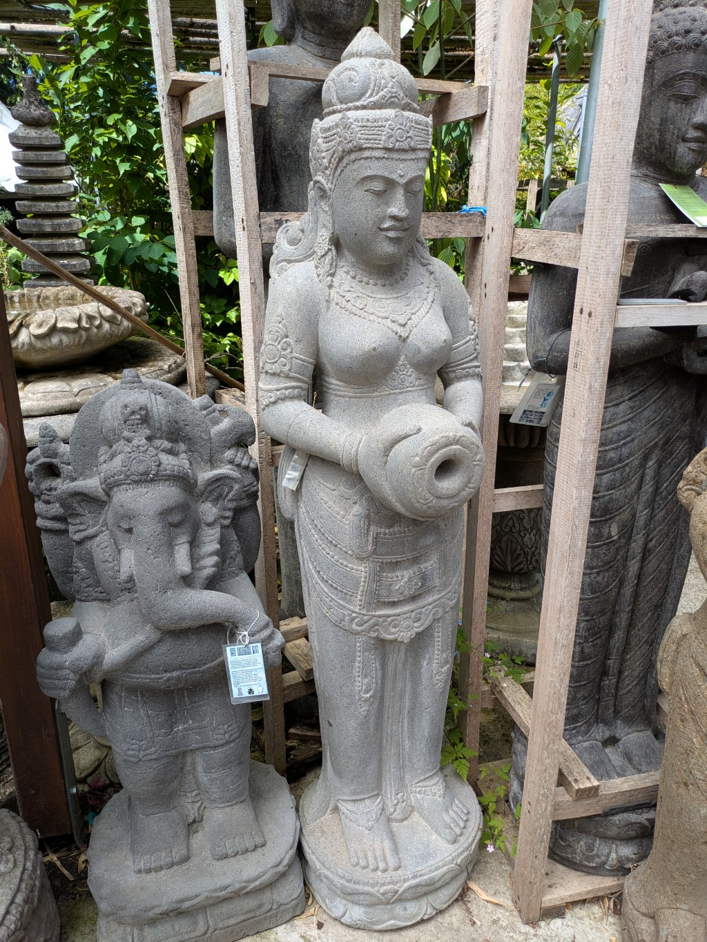 Dewi Tara stehend mit Korb aus Riverstone - 155 cm