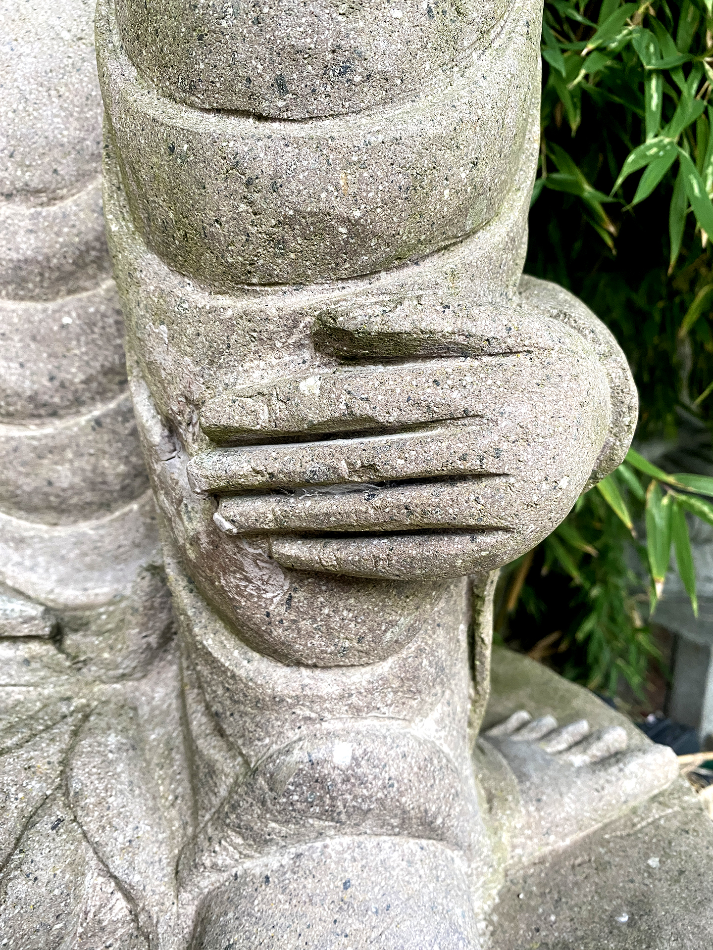 Buddha aus Riverstone mit angewinkeltem Bein - 100cm