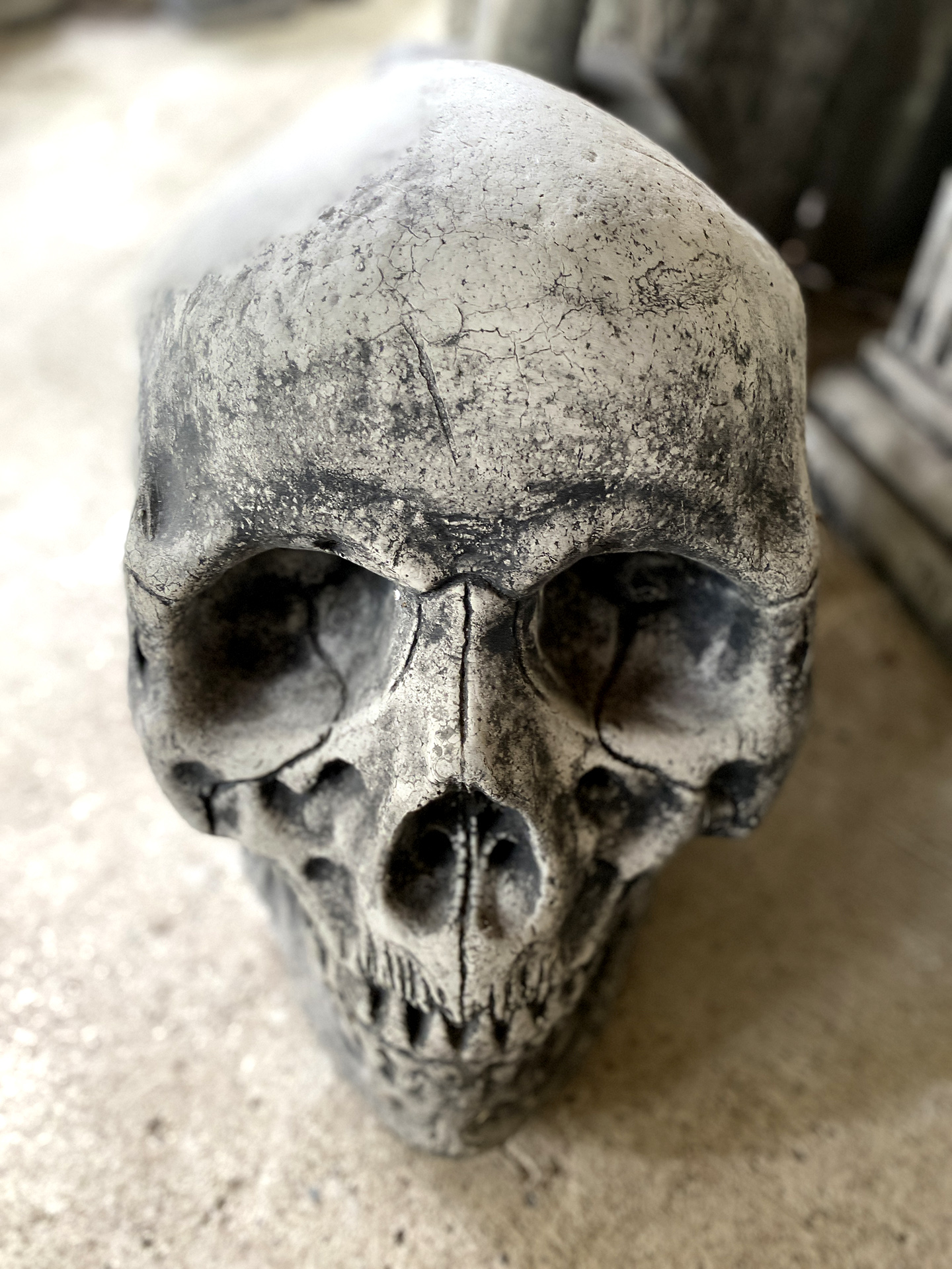 Großer Totenkopf aus Steinguß - 40 cm