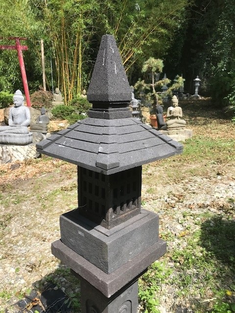 Japanische Steinlaterne aus dunklem Lavastein