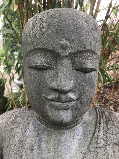 Sitzender Buddha aus Riverstone - 105cm